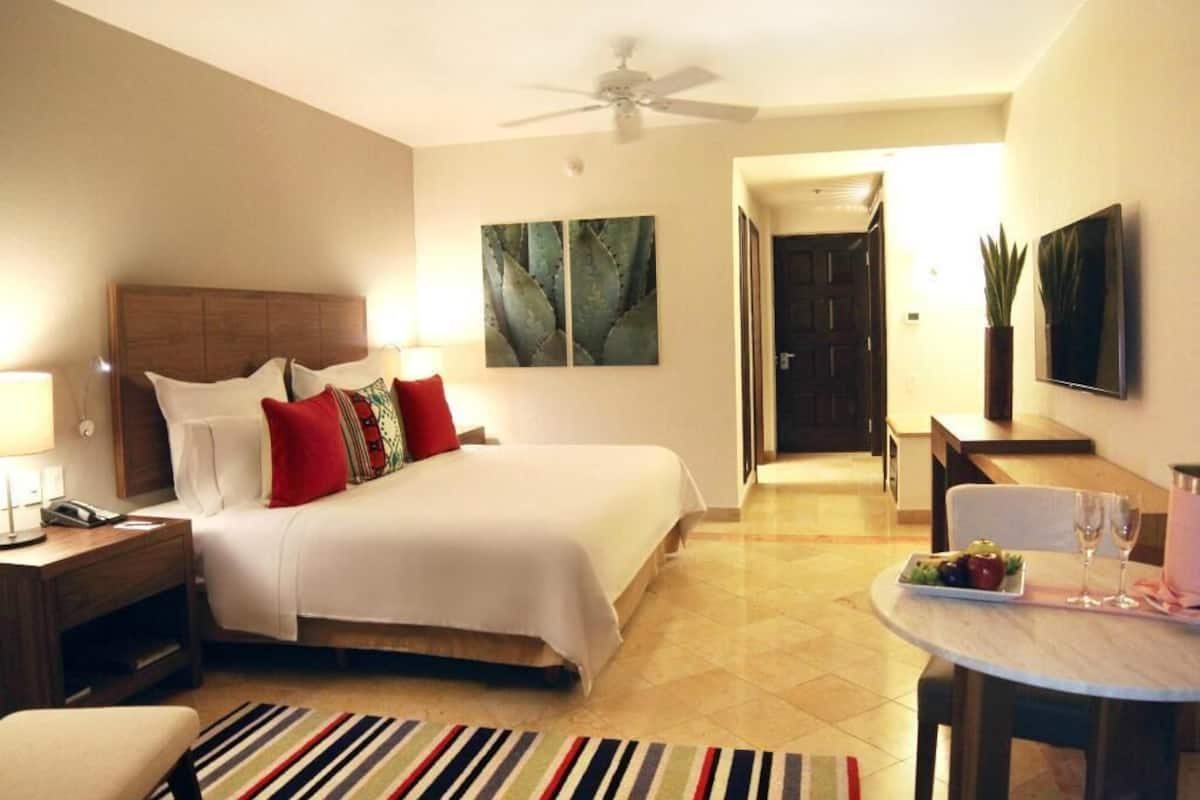 Bộ đồ giường cao cấp, chăn bông, nệm có lớp đệm bông, minibar