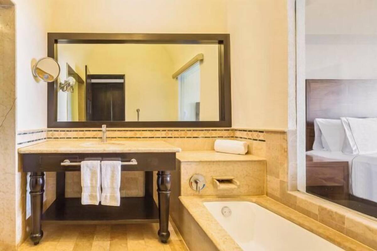 Baignoire et douche séparées, articles de toilette griffés
