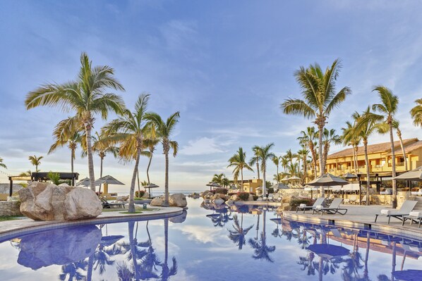 6 piscinas al aire libre, cabañas de piscina (de pago), sombrillas