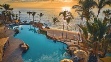 6 albercas al aire libre y camas balinesas (con cargo)