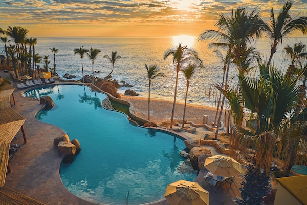 6 piscine all'aperto, cabanas (a pagamento), ombrelloni da piscina