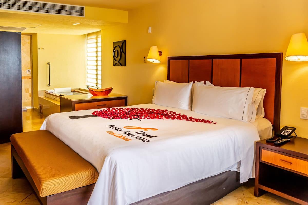 Bộ đồ giường cao cấp, chăn bông, nệm có lớp đệm bông, minibar