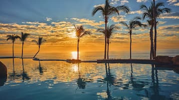 6 座室外游泳池,提供遮陽小屋 (付費)和泳池遮陽傘