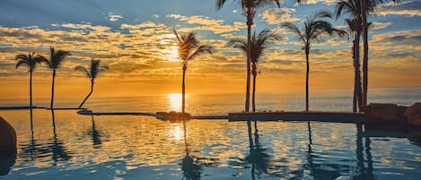 6 piscinas externas, barracas, guarda-sóis