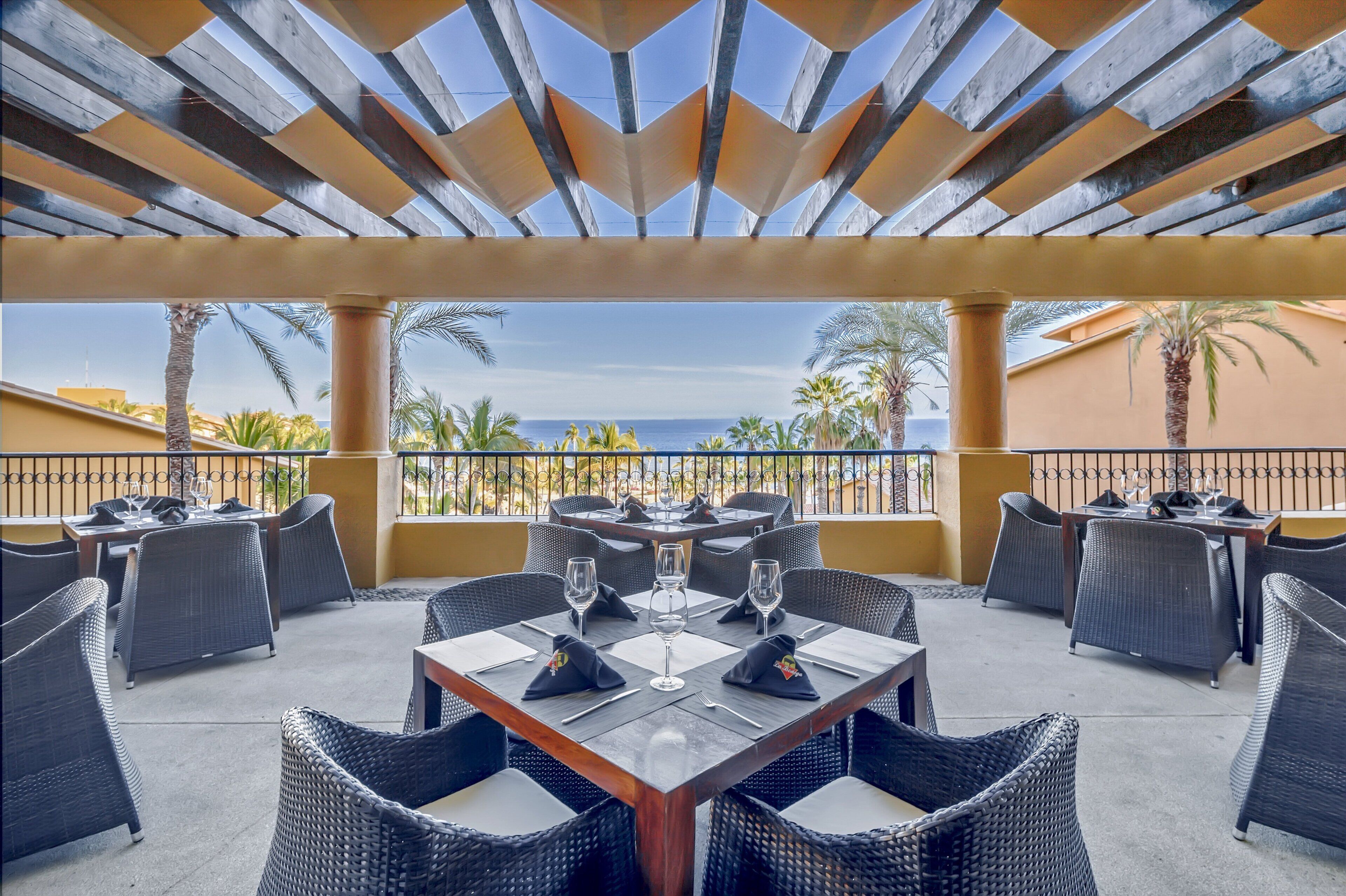 9 restaurants; breakfast, lunch, and dinner served