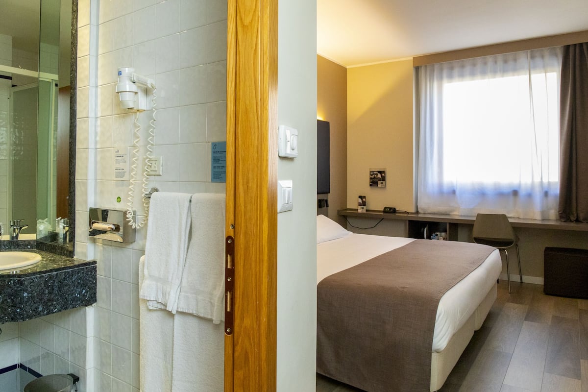 Superior Room, 1 King Bed, Non-Smoking, FULL SKY | Minibar, desk, laptop workspace, blackout drapes