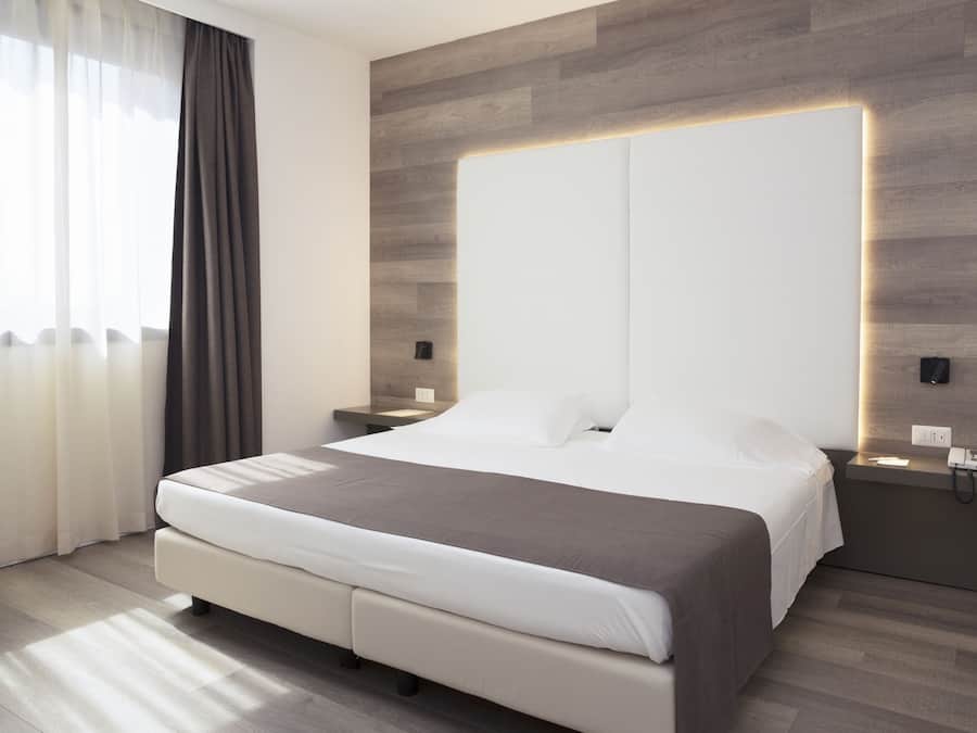 Phòng Suite Junior | Minibar, bàn, khu vực làm việc phù hợp cho laptop, màn/rèm cản sáng