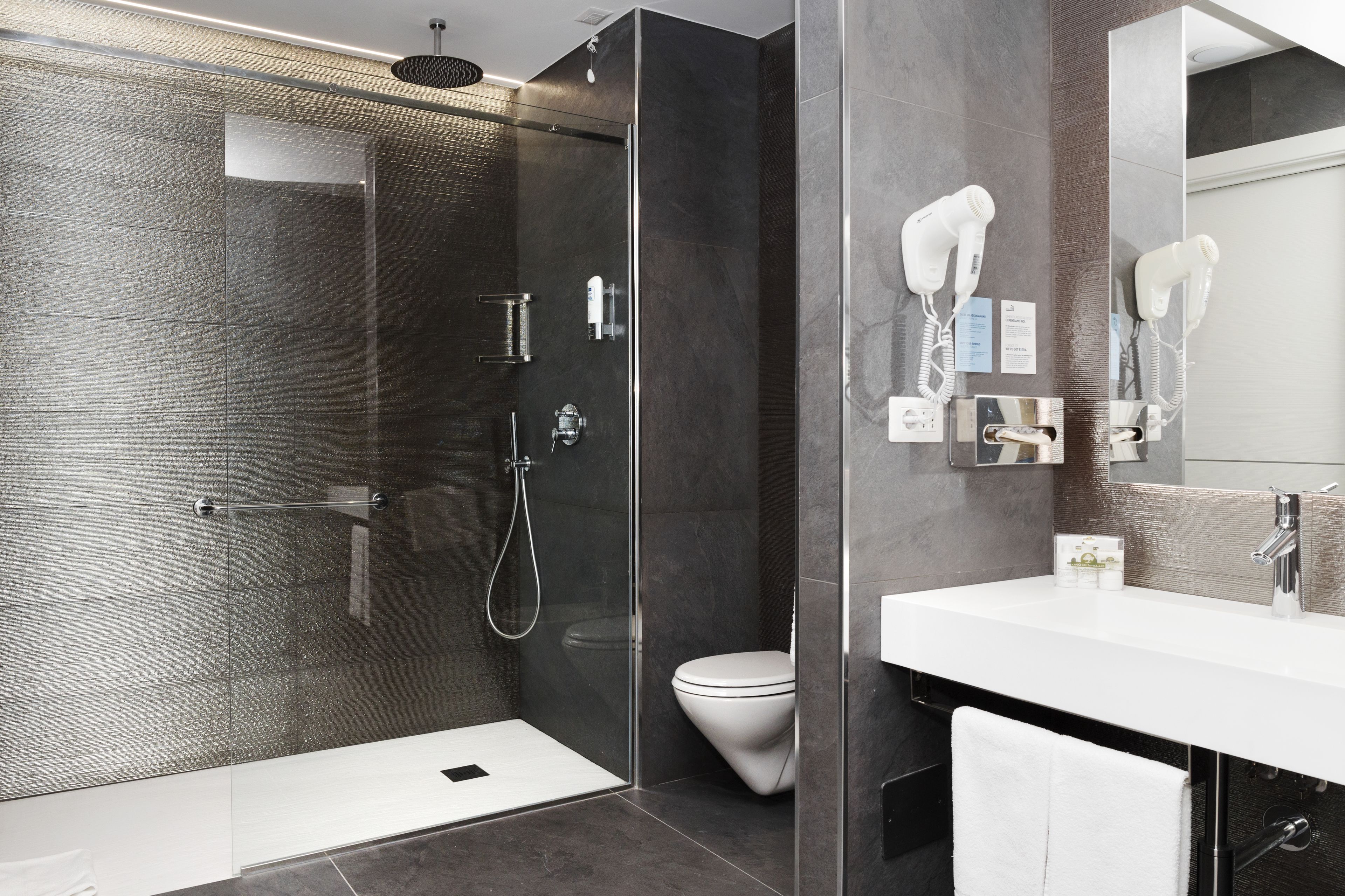 junior suite | bathroom | shower, hair dryer, bidet, towels