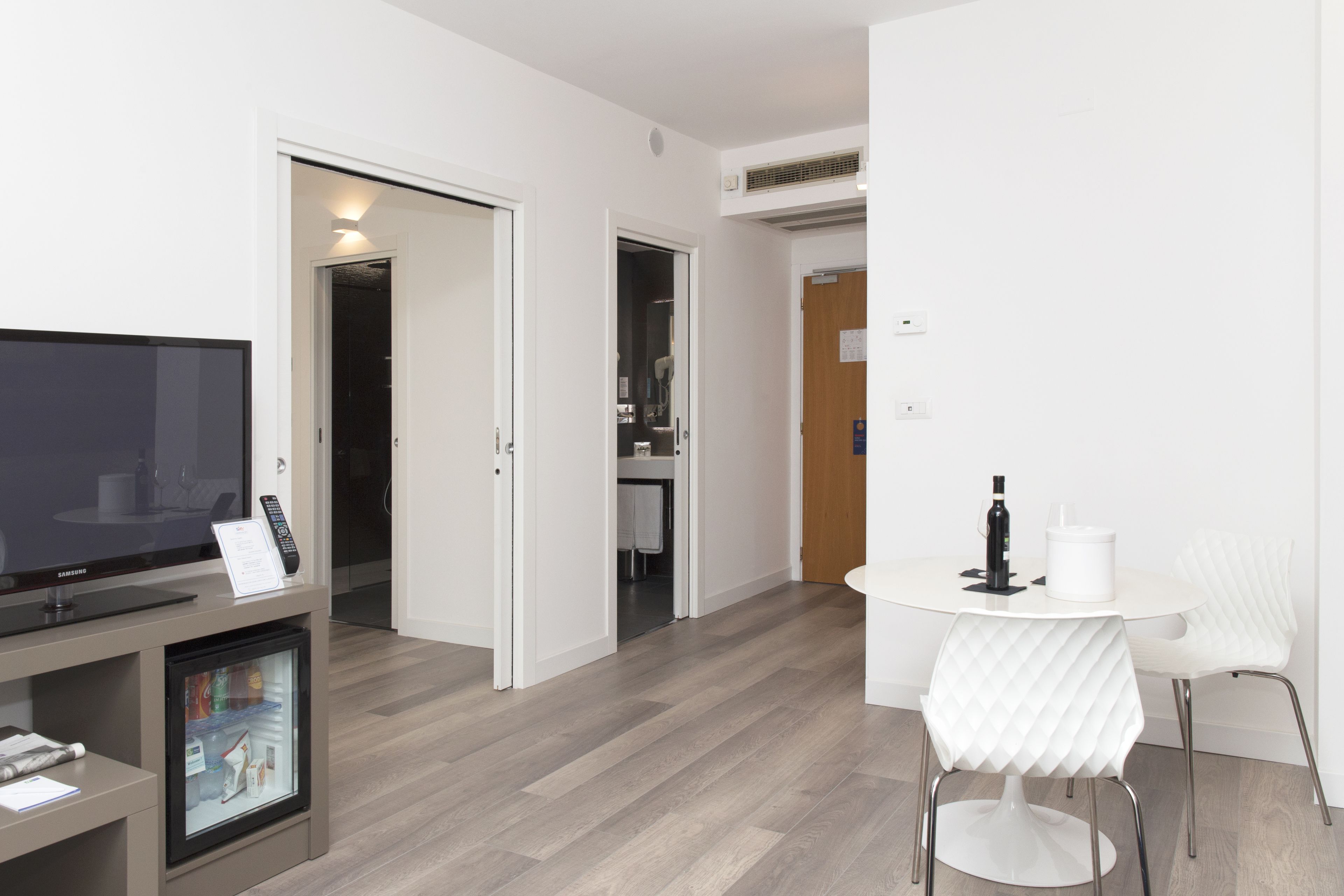 ジュニア スイート | リビング エリア | 32 インチの薄型テレビ (衛星放送視聴可)、テレビ、最新映画