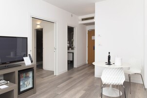 Junior Suite | Living area | 32-inch flat-screen TV with satellite channels, TV, first-run movies