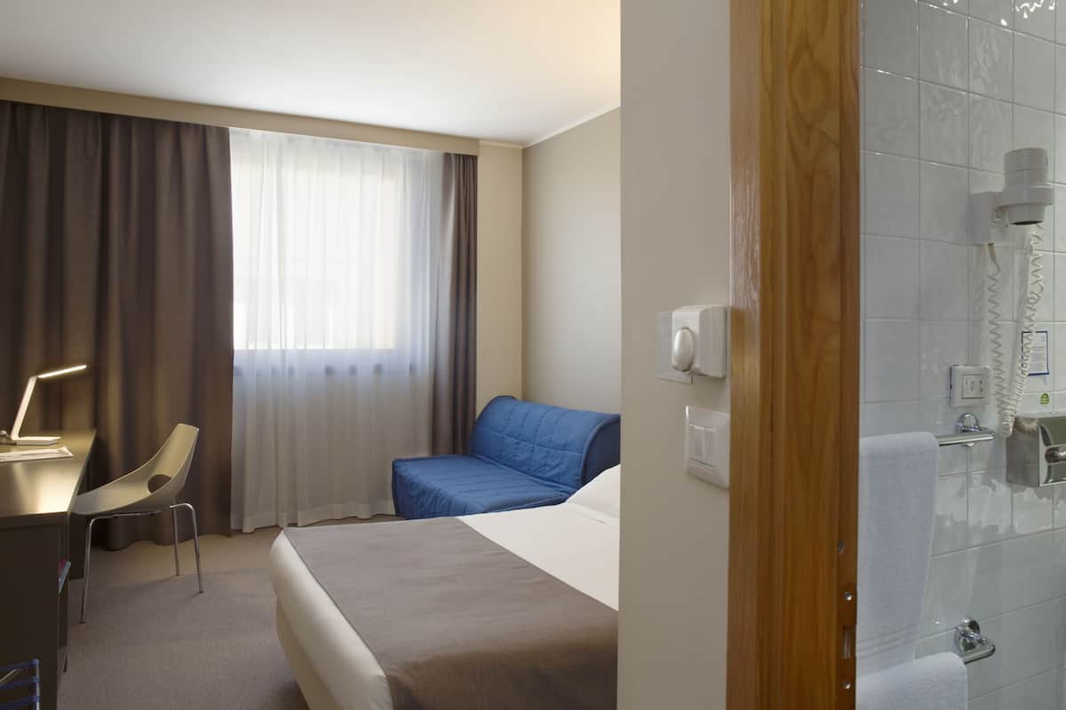 Minibaari, työpöytä, kannettavalle tietokoneelle sopiva työtila