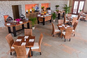 Buffet déjeuner (19 USD par personne)