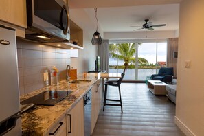 Waterside Deluxe Stateroom | Private kitchen