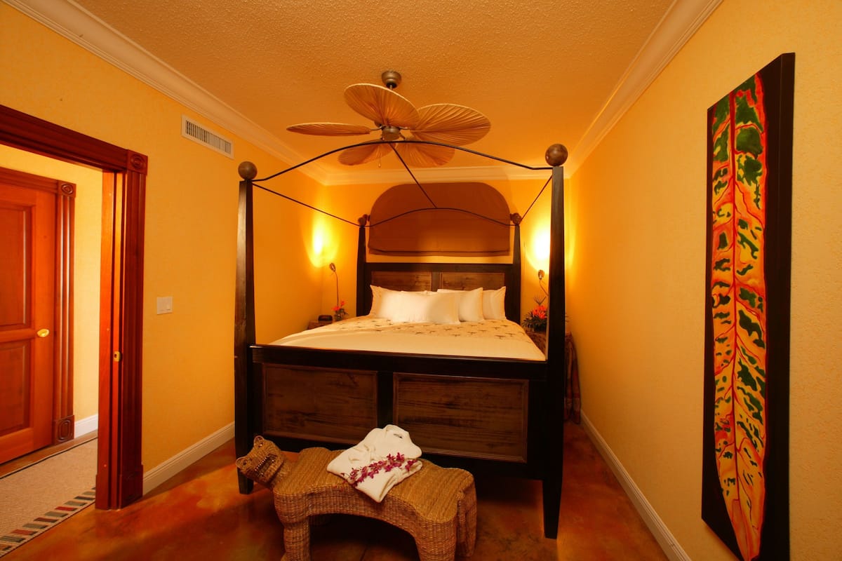 Standard Stateroom | In-room safe, desk, laptop workspace, blackout drapes