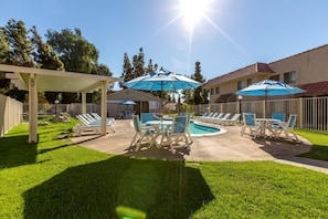 Piscine extérieure, chaises longues