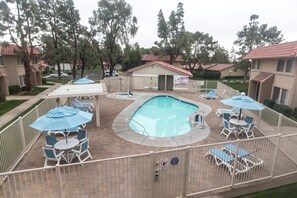 Una piscina al aire libre (de 09:00 a 19:00), tumbonas
