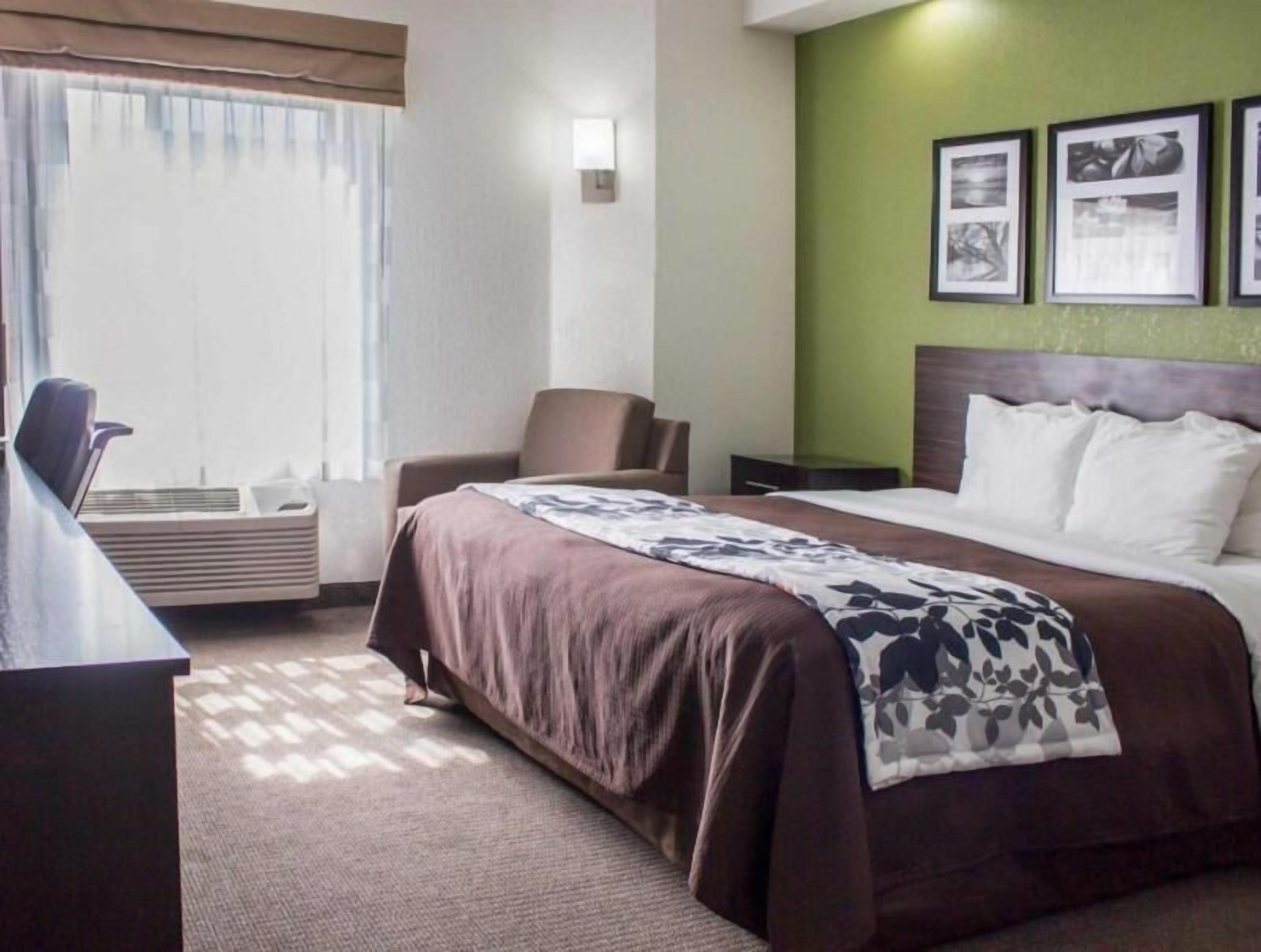 مكتب ومساحة عمل للكمبيوتر المحمول وستائر تعتيم ومكواة/لوح كي