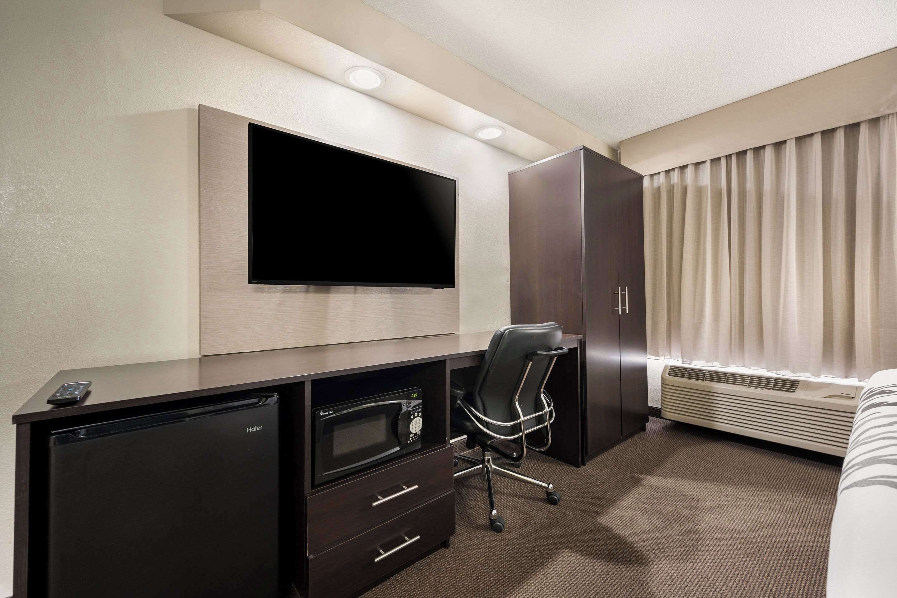 Standard Room, 1 King Bed, Non Smoking | Desk, laptop workspace, blackout drapes, iron/ironing board