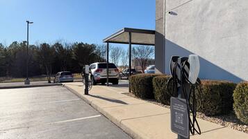Electric vehicle charging station