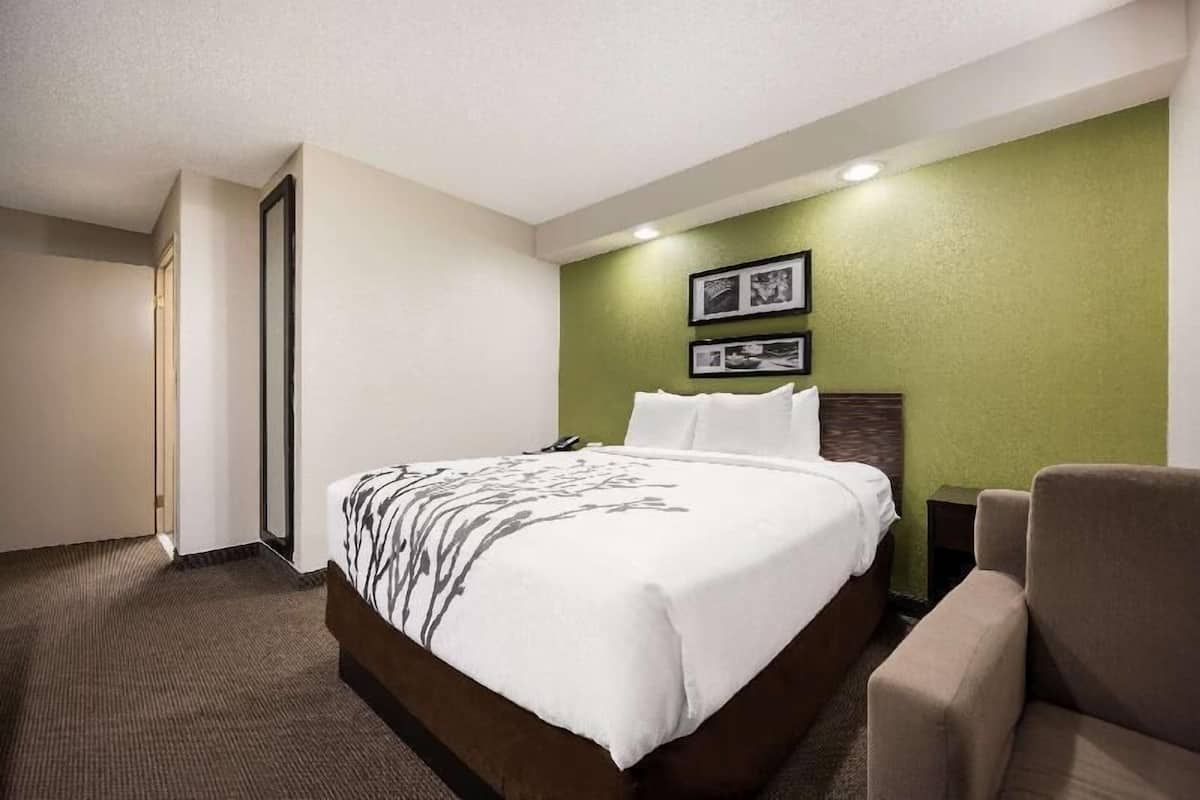 مكتب ومساحة عمل للكمبيوتر المحمول وستائر تعتيم ومكواة/لوح كي