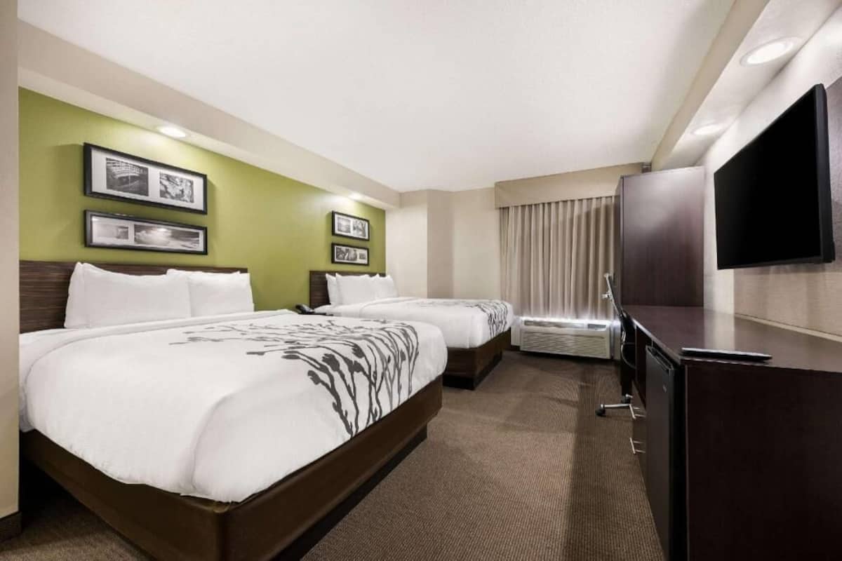 مكتب ومساحة عمل للكمبيوتر المحمول وستائر تعتيم ومكواة/لوح كي