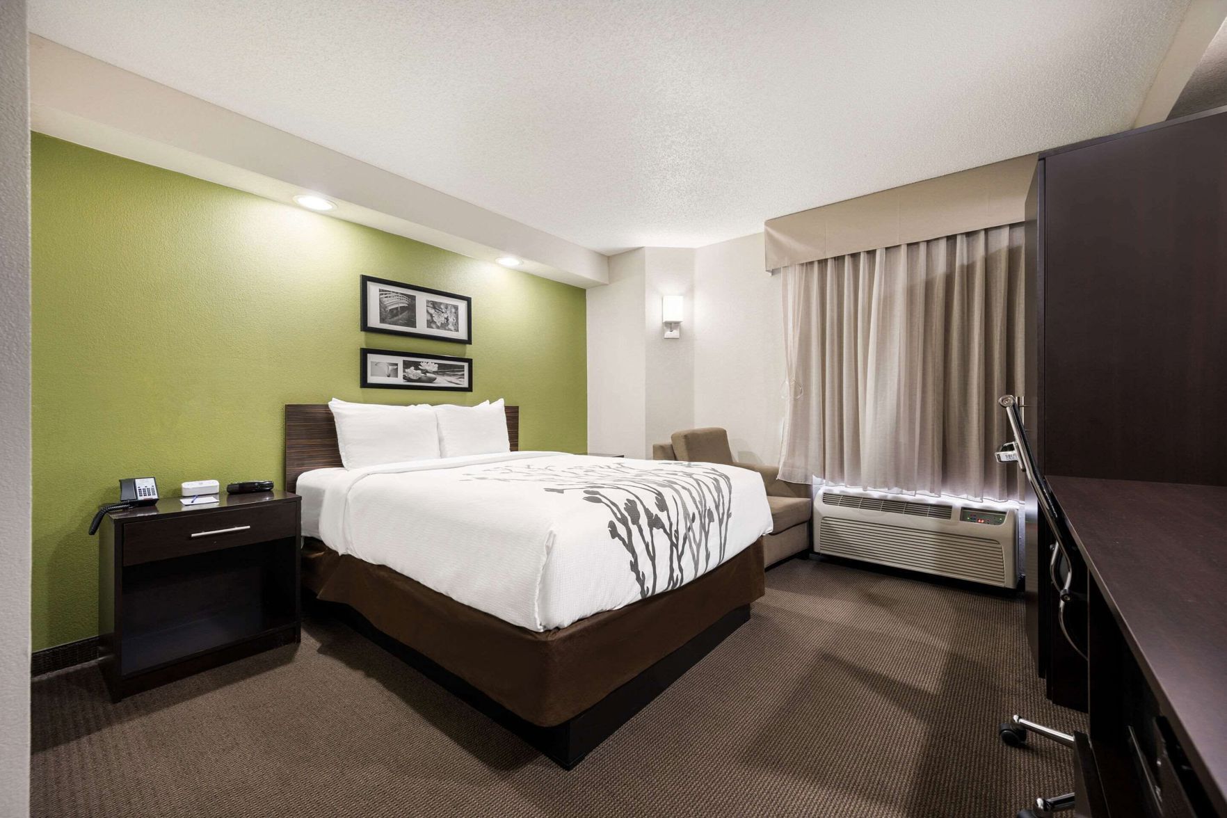 مكتب ومساحة عمل للكمبيوتر المحمول وستائر تعتيم ومكواة/لوح كي