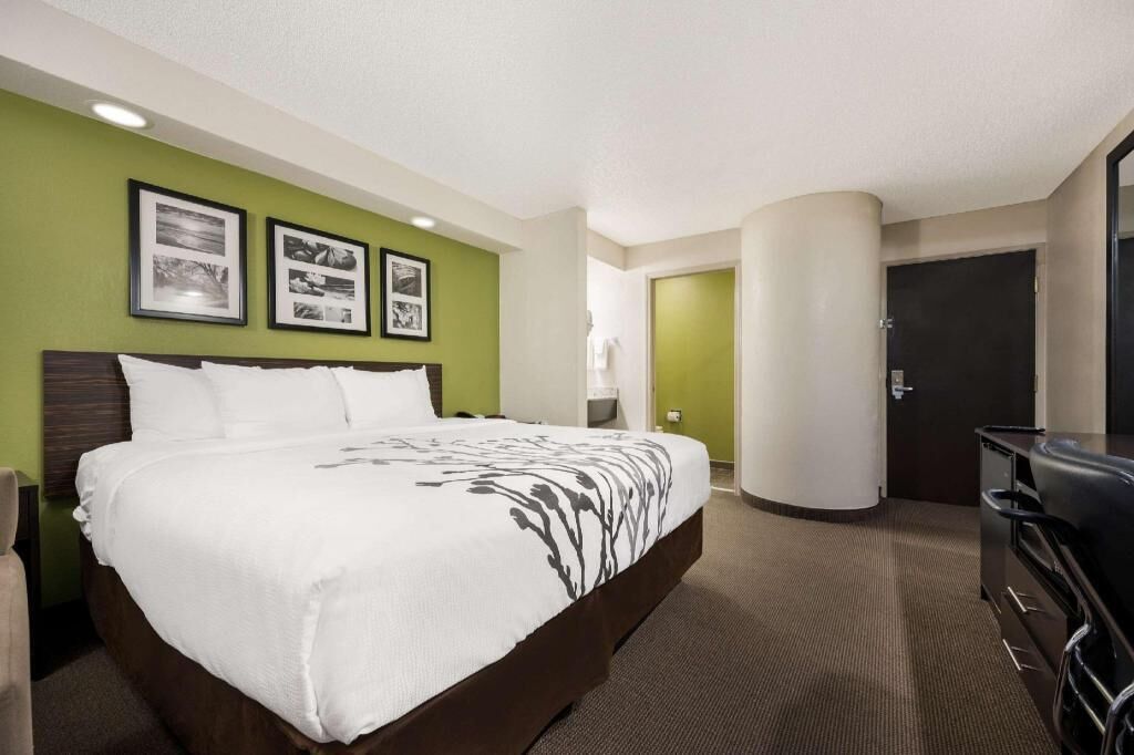 مكتب ومساحة عمل للكمبيوتر المحمول وستائر تعتيم ومكواة/لوح كي