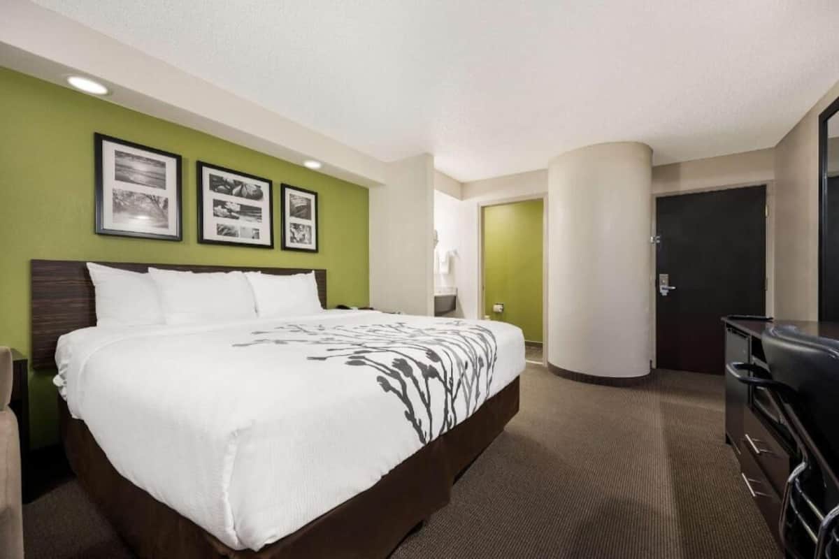 Bàn, khu vực làm việc phù hợp cho laptop, màn/rèm cản sáng