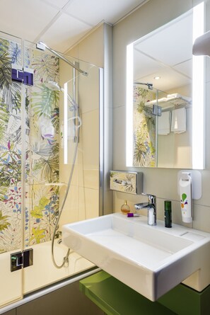 Shower, eco-friendly toiletries, hair dryer, towels - ibis Styles Paris Boulogne Marcel Sembat (Boulogne-Billancourt)