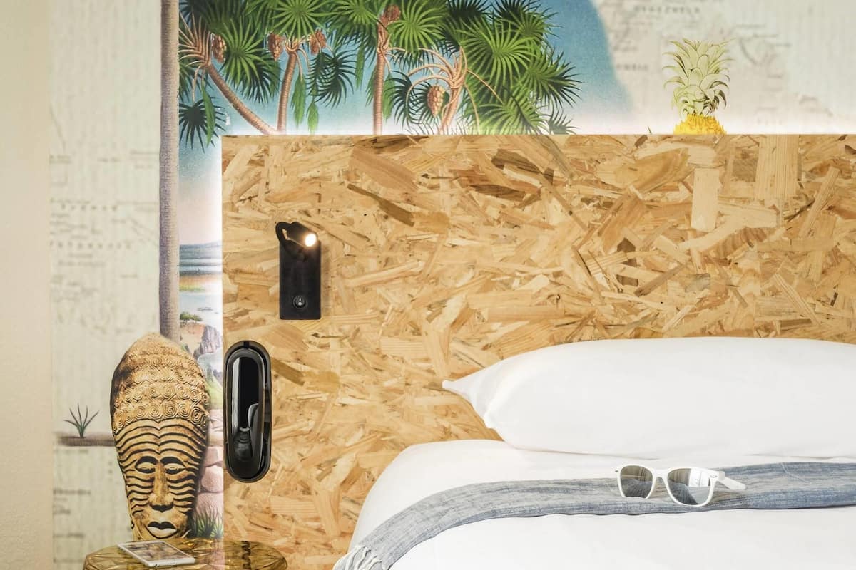 Bureau, rideaux occultants, chambres insonorisées