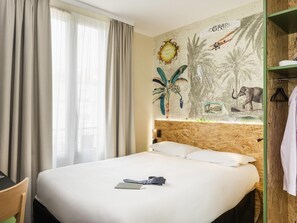Standaard kamer | Een bureau, verduisterende gordijnen, geluiddichte muren
