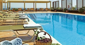 Seasonal outdoor pool, pool umbrellas, sun loungers