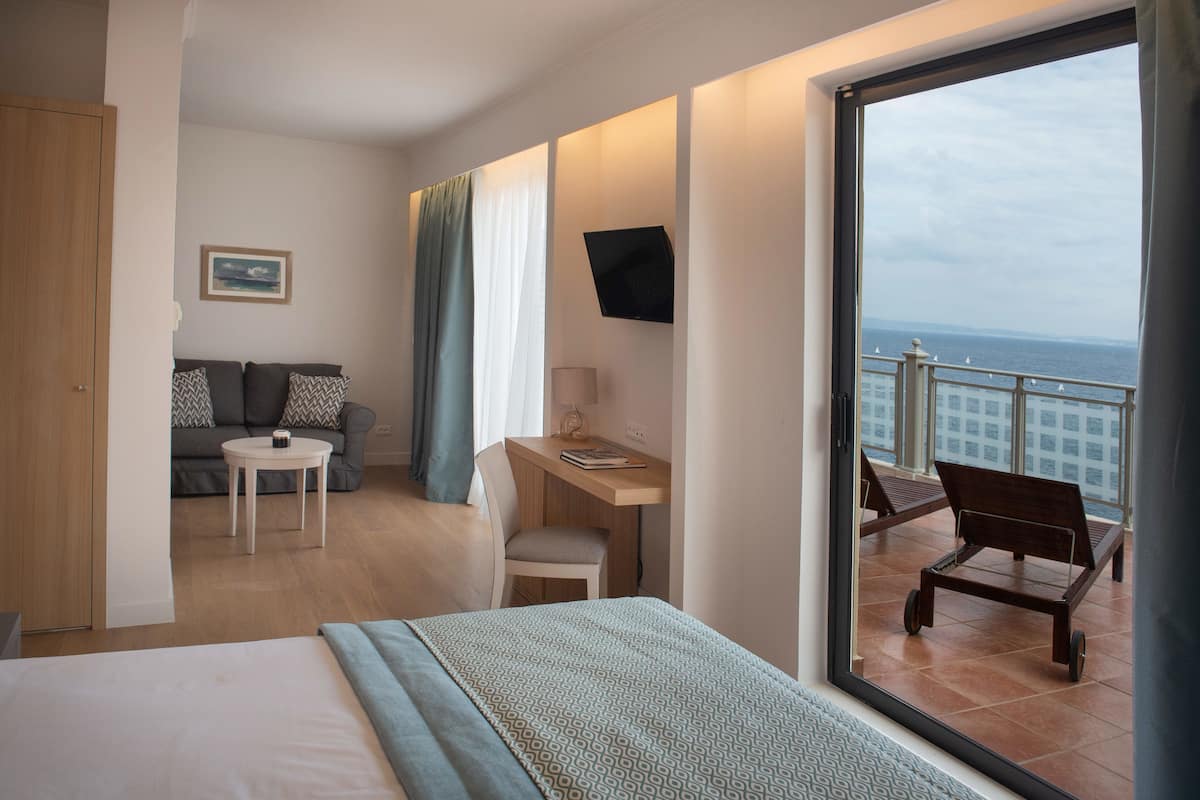 Suite | Minibar, cassaforte in camera, una scrivania, tende oscuranti