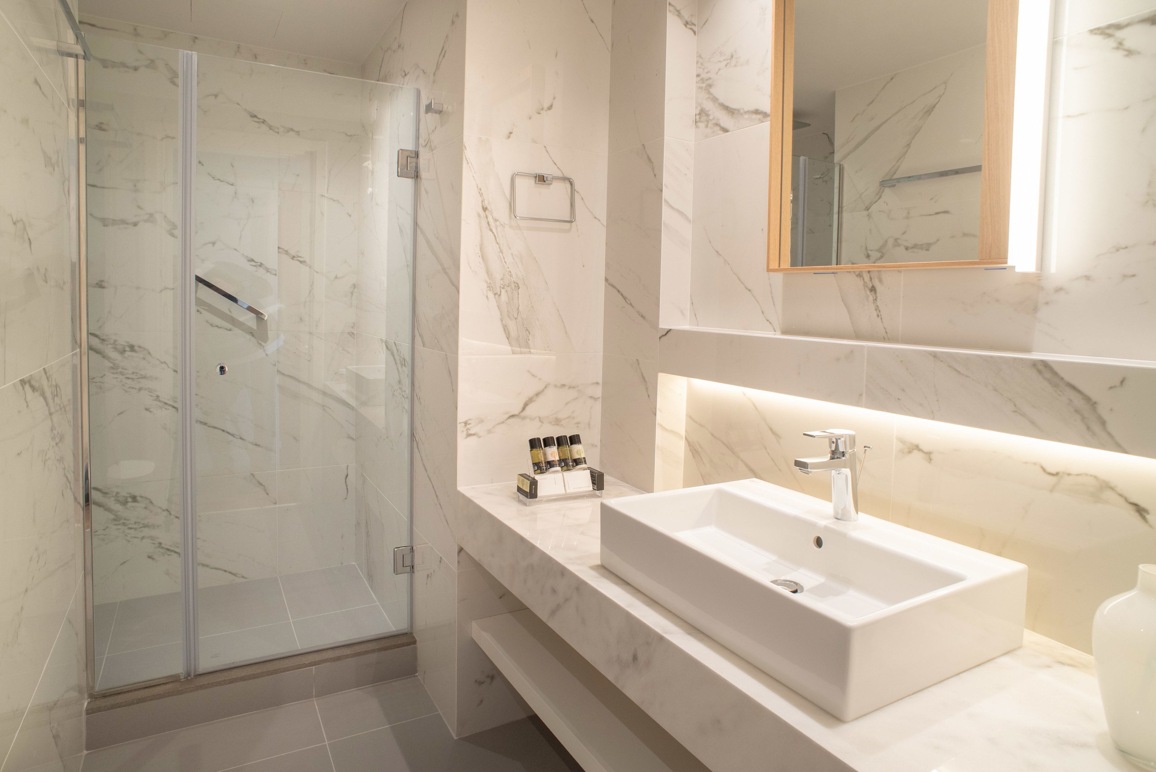 executive suite | bathroom | rainfall showerhead, free toiletries, hair dryer, towels