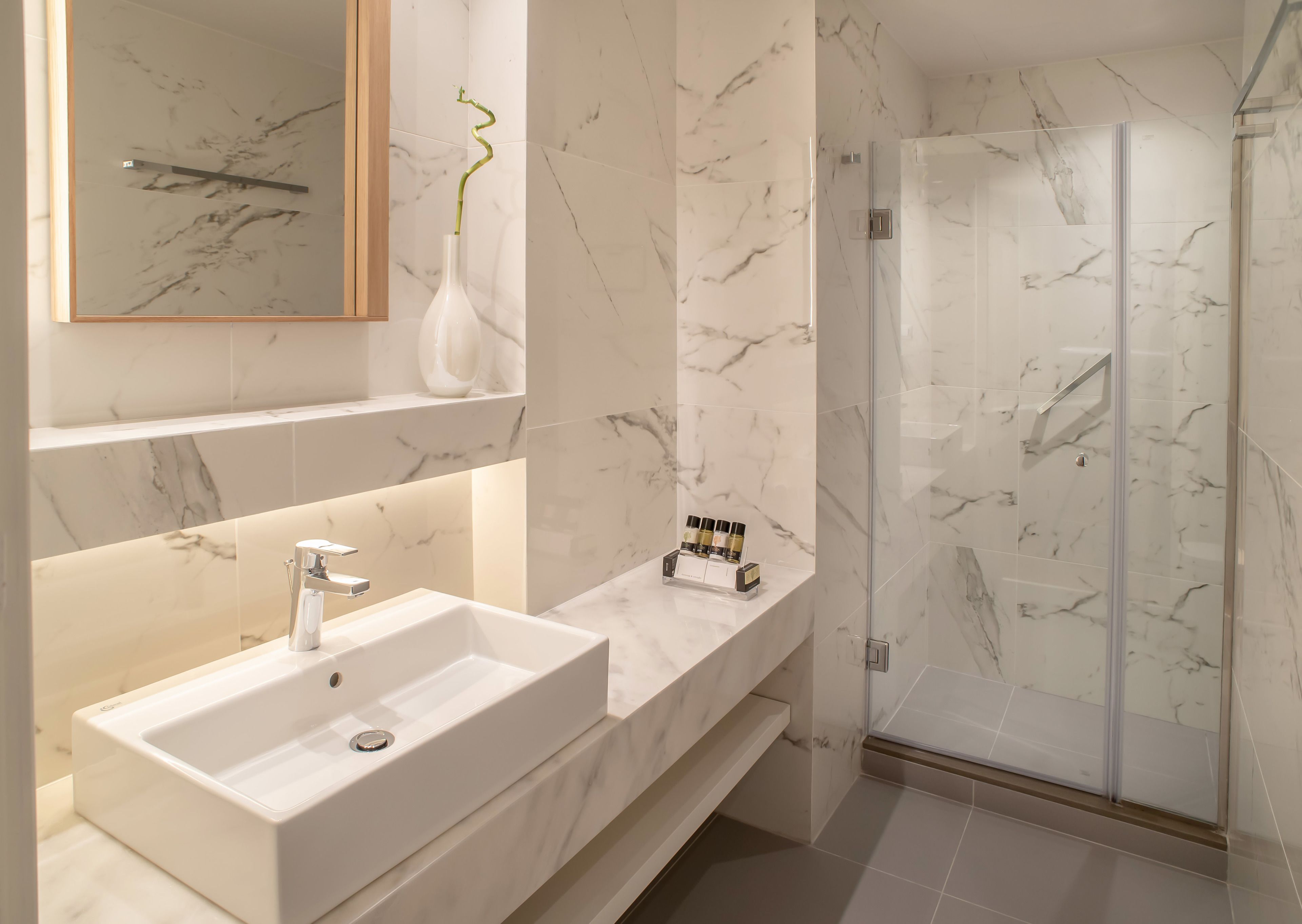 executive suite | bathroom | rainfall showerhead, free toiletries, hair dryer, towels