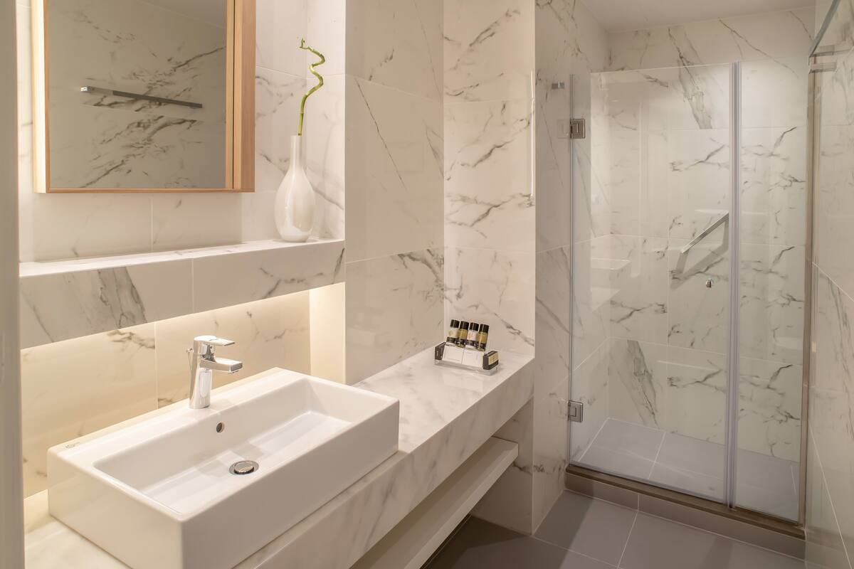 executive suite | bathroom | rainfall showerhead, free toiletries, hair dryer, towels