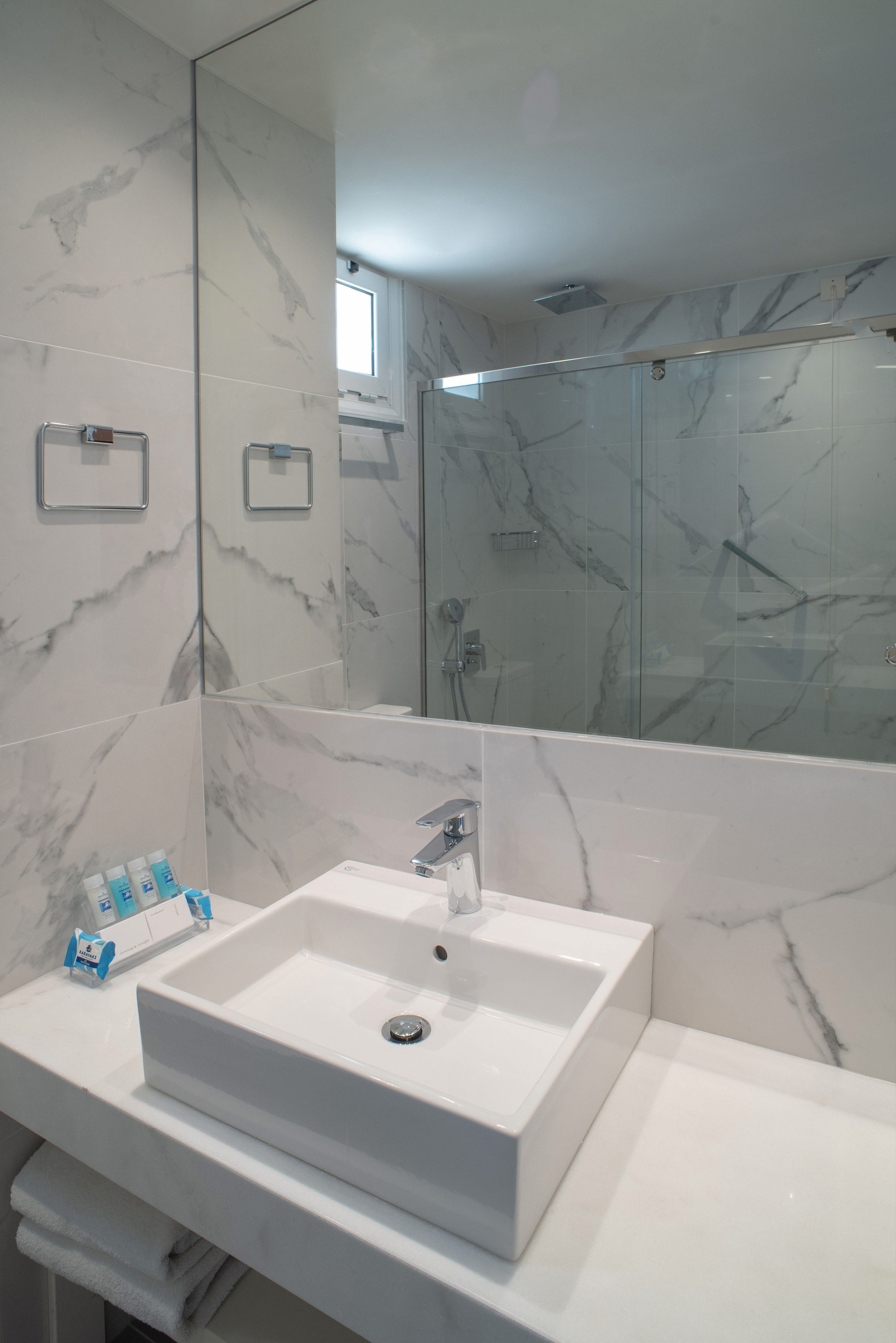 rainfall showerhead, free toiletries, hair dryer, towels