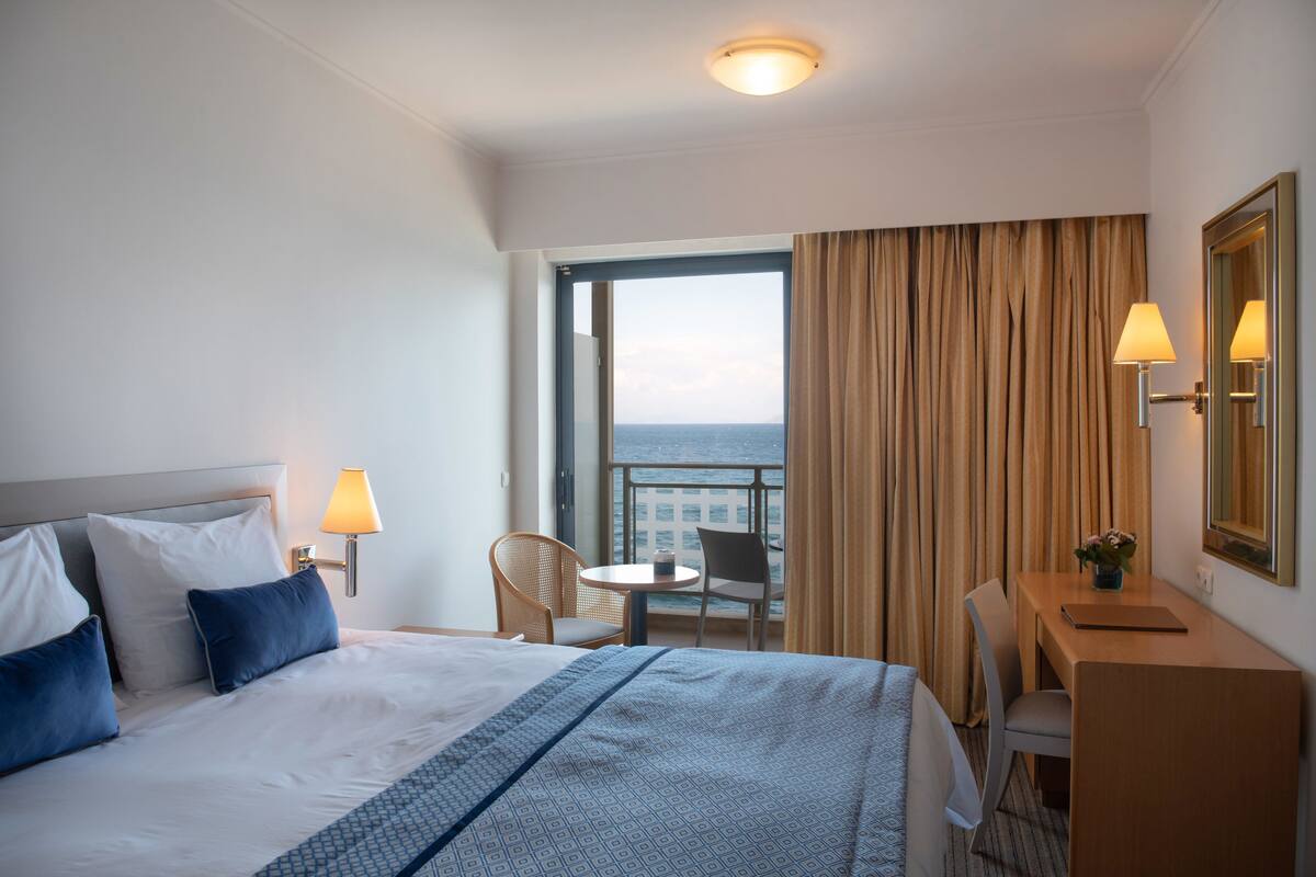 Superior Room, Sea View | Minibar, in-room safe, desk, blackout drapes
