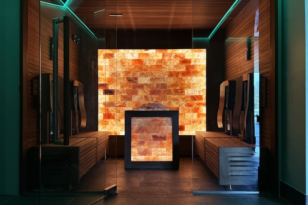 Couples treatment rooms, sauna, hot tub, steam room, body treatments