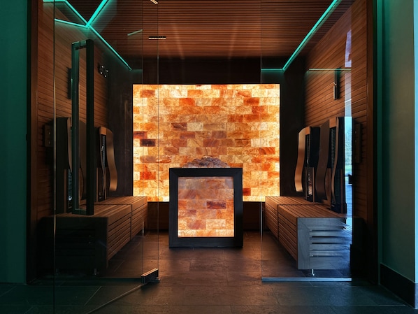 Couples treatment rooms, sauna, hot tub, steam room, body treatments - Hellidon Lakes Golf & Spa Hotel (Daventry)