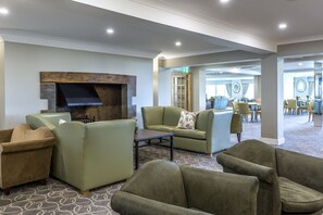 2 bars/lounges