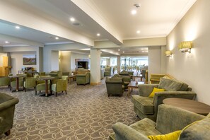 2 bars/lounges
