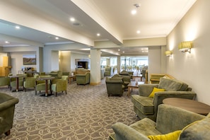 2 bars/lounges