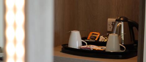 Bandeja de desayuno con cafetera, dos tazas y una bolsita de té Twinings English Breakfast.