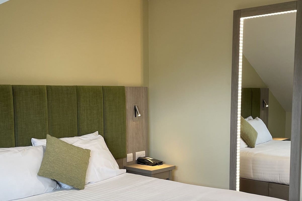 Classic Double Room | 1 bedroom, desk, iron/ironing board, free WiFi