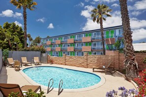 Outdoor pool, sun loungers