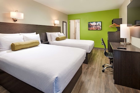 Escritorio, espacio para trabajar con laptop y cortinas blackout . SureStay Hotel by Best Western San Diego Pacific Beach
