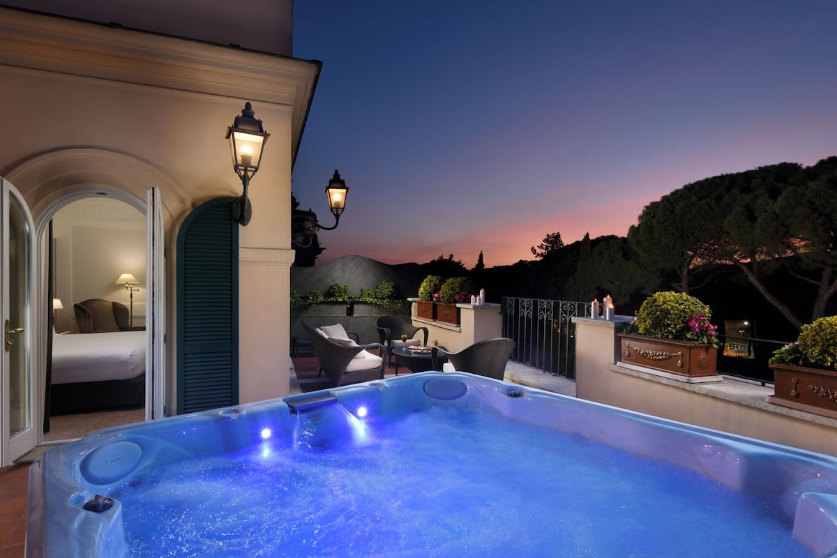 Ein Whirlpool mit Sonnenuntergangsblick, Sitzgelegenheiten im Freien und ein gut beleuchteter Eingang.