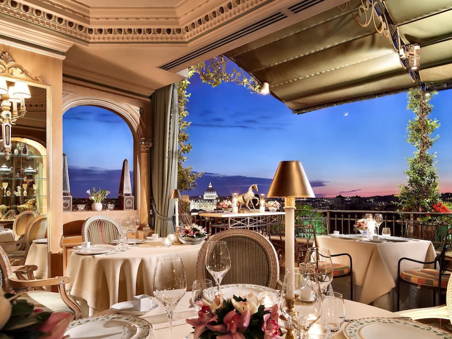 Se sirven comidas y cenas; con mesas al aire libre