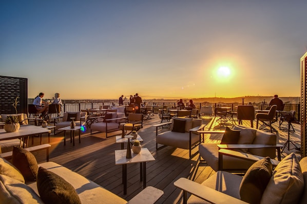 Rooftop bar, al fresco dining, open daily